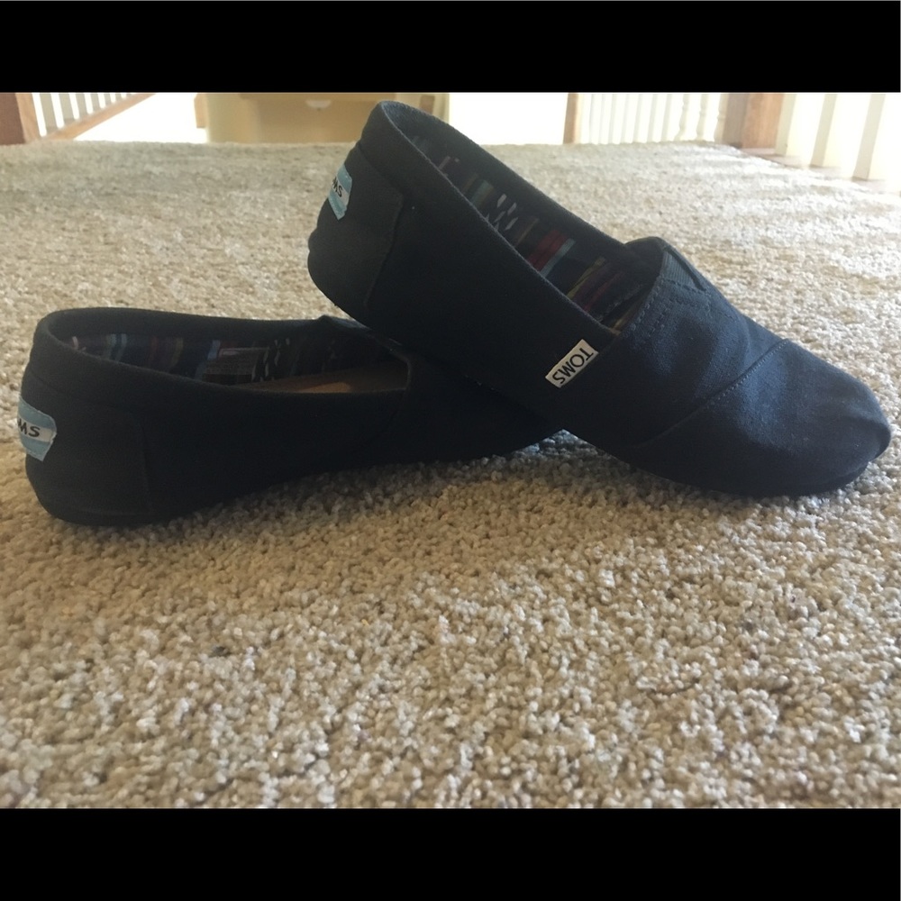 Black TOMS shoes